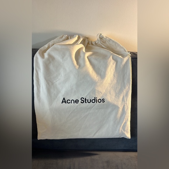 Authentic white unique and trendy Acne studio carry bag. - Picture 5 of 5